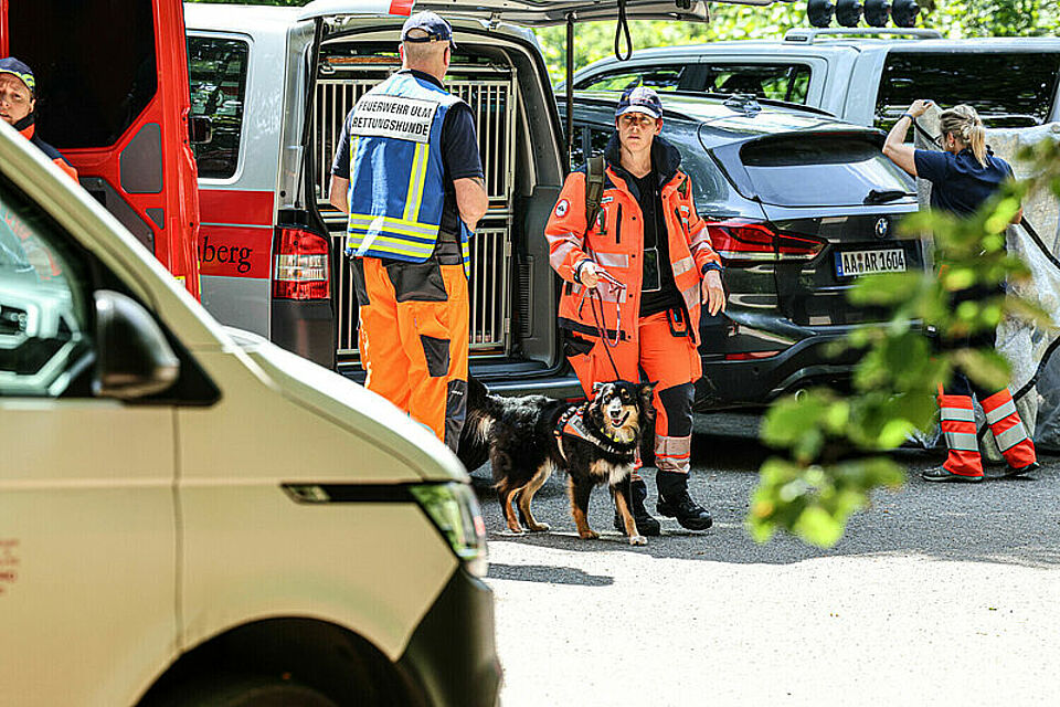 Suche-Kö-1440.jpg Vom Sportgelände in der Waldsiedlung aus erweiterten die Rettungskräfte am Donnerstag kontinuierlich ihren Suchradius.